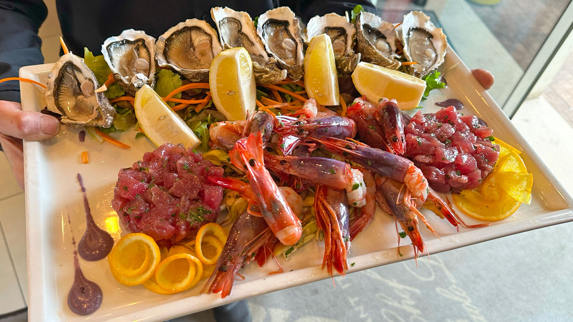 La cucina Pugliese conquista la Costa Azzurra Ecco dove mangiare le orecchiette alle cime di rapa e il pane di Altamura in Riviera. Prima di aprire il suo “Leone Restaurant” a Mentone, lo Chef Paolo Leone è…