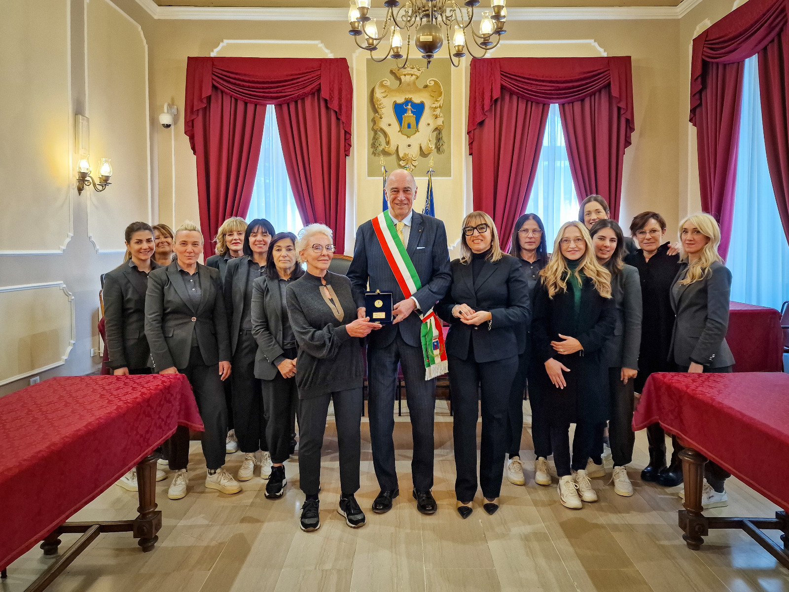 Alassio celebra Spinnaker Nella suggestiva cornice della Sala Consiliare del Palazzo Comunale di Alassio, nei giorni scorsi si è tenuta una cerimonia speciale per celebrare un’icona del commercio locale: la boutique Spinnaker. Un…