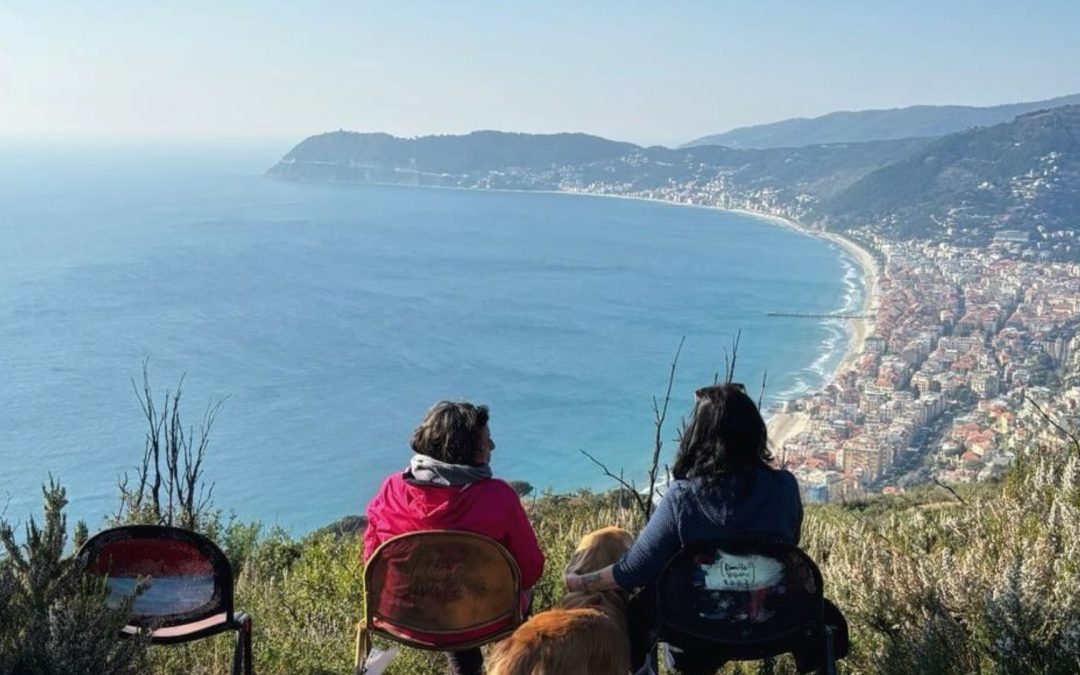 “E siediti un attimo”: arte e natura in dialogo sui sentieri collinari di Alassio