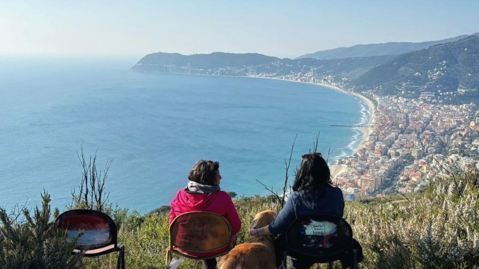 “E siediti un attimo”: arte e natura in dialogo sui sentieri collinari di Alassio Un’esperienza di bellezza e riflessione attende cittadini e turisti sui sentieri collinari di Alassio. L’iniziativa “E siediti un attimo”, ideata da Monica Cecchin e promossa dall’Assessorato al Turismo del Comune,…