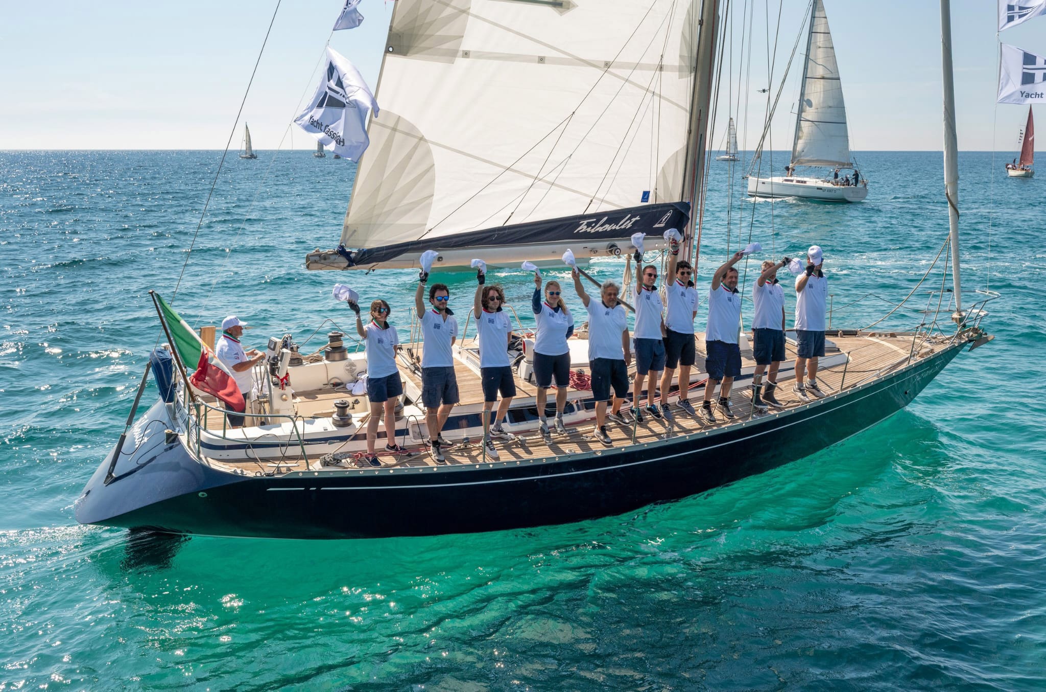 “Flotta del Bene” di Yacht Classic RH brilla al Centenario CNAM di Alassio, unendo sport e solidarietà Alassio (SV) – Spettacolo in mare e a terra per la “Flotta del Bene” di Yacht Classic Royal Heritage (RH) alla Regata del Centenario del Circolo Nautico “Al Mare” (CNAM)…